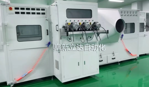 自動(dòng)噴金機(jī)是電容器生產(chǎn)中的關(guān)鍵設(shè)備，規(guī)格有三槍，雙面四槍、六槍、八槍，可按客戶需求定制，阜新立達(dá)自動(dòng)化裝備有限公司