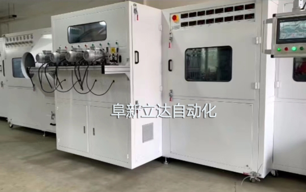 PJ-8八槍雙面自動(dòng)噴金機(jī)具有自動(dòng)除塵、智能雙面、整潔美觀、運(yùn)行穩(wěn)定的特點(diǎn)，阜新立達(dá)自動(dòng)化裝備有限公司